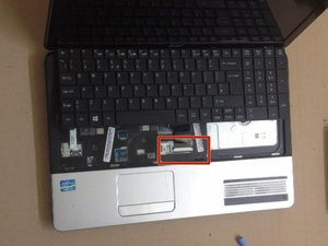 Langkah 3 — Lepaskan Kabel Fleksibel Keyboard