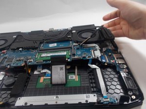 Langkah 4 — Angkat Motherboard dan Ganti Kipas