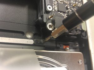 Langkah 9 — Mengangkat Kabel Hard Drive