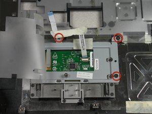 Langkah 4 — Mengakses Area Trackpad dan USB
