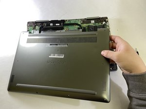 Langkah 2 — Lelepaskan Tutup Bawah Laptop