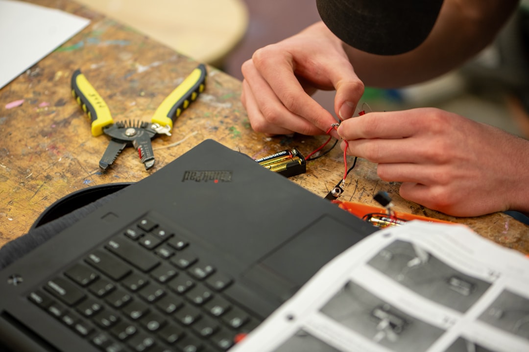 Mengenal Jenis-Jenis LCD Laptop: TN, IPS, OLED — Mana yang Lebih Baik?