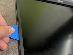 Langkah 1 — Membuka Bezel Layar
