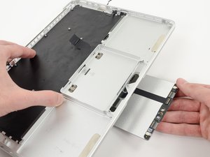 Langkah 4 — Mengangkat Trackpad dari Casing