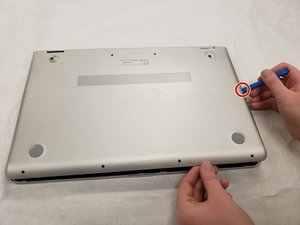 Langkah 2 — Buka Tutup Bagian Bawah Laptop