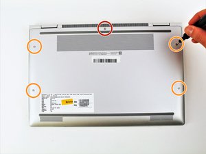 Langkah 1 — Matikan Laptop dan Buka Tutup Bawah