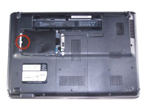 Langkah 3 — Angkat Hard Drive dari Bay