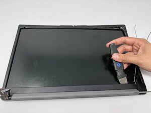 Langkah 4 — Melepas Penutup Hinge Layar