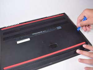 Langkah 3 — Buka Panel Belakang dengan Alat Pembuka