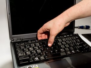 Langkah 3 — Angkat CD/DVD drive dan ganti