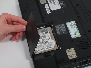 Langkah 2 — Mengeluarkan Hard Drive dari Casing