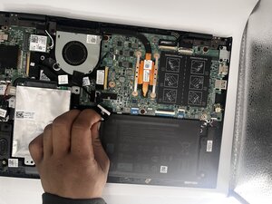 Langkah 4 — Lepaskan Kabel Baterai