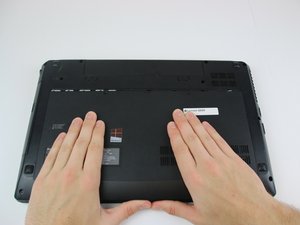 Langkah 3 — Lepaskan Sekrup Optical Drive