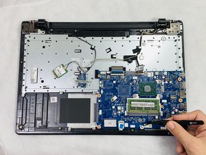 Langkah 7 — Mengeluarkan Motherboard