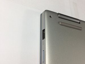 Langkah 2 — Buka Casing Laptop dengan Hati-Hati