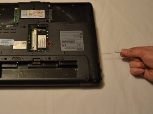 Langkah 4 — Lepaskan LCD dan Keyboard