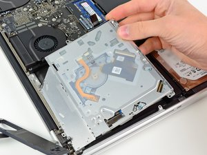 Langkah 6 — Mengangkat Optical Drive