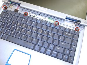 Langkah 3 — Lepaskan Sekrup Penahan Keyboard