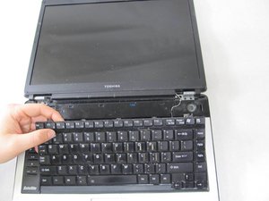 Langkah 3 — Melepas Optical Drive
