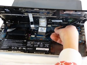 Langkah 5 — Lepaskan Kabel Ribbon Pertama