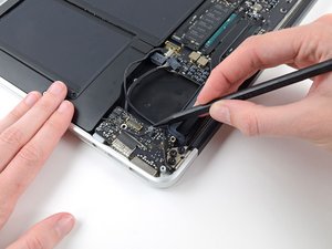 Langkah 5 — Lepaskan Kabel Kamera