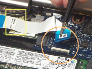Langkah 6 — Mengangkat Kartu Nirkabel dan SSD