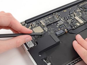 Langkah 7 — Lepaskan Kabel Speaker