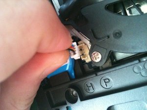 Langkah 2 — Mengganti Kipas dan Membersihkan Kabel