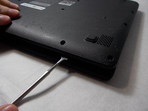 Langkah 2 — Buka Tutup Bagian Bawah Laptop