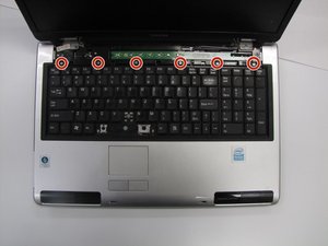 Langkah 3 — Lepaskan Sekrup di Bagian Atas Keyboard