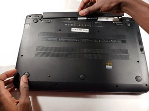 Langkah 4 — Akses Keyboard dan Lepaskan Kabel