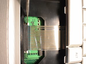 Langkah 4 — Menghubungkan dan Melepas Kabel Keyboard