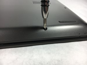 Langkah 1 — Matikan Laptop dan Buka Panel Belakang