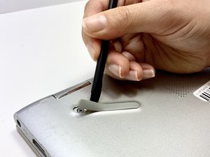 Langkah 1 — Mengakses Screws di Bawah Pad Karet