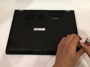 Langkah 1 — Menghilangkan Screws di Bagian Belakang