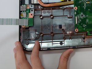 Langkah 2 — Mengakses Kabel dan Konektor