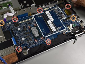 Langkah 7 — Lepaskan sekrup motherboard