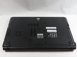 Langkah 2 — Balikkan Laptop dan Lepaskan Baterai