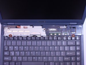 Langkah 2 — Menghapus Screws di Panel Atas