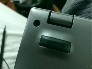 Langkah 7 — Memasang Kembali Tutup Laptop