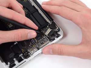Langkah 9 — Lepaskan Kabel Data Layar