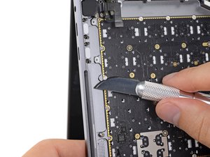 Langkah 5 — Mengangkat Screws dan Memisahkan PCB Keyboard