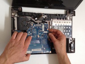 Langkah 3 — Akses Motherboard dan Lepaskan Kabel Baterai