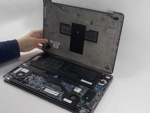 Langkah 2 — Buka Tutup Belakang Laptop