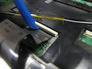 Langkah 5 — Lepaskan Kabel Keyboard