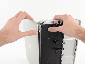Langkah 6 — Melepas Display Assembly