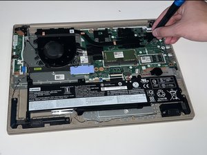 Langkah 3 — Mengeluarkan sekrup heat sink