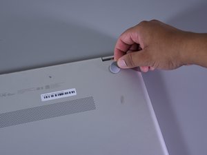Langkah 1 — Buka bagian bawah laptop
