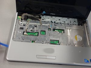 Langkah 6 — Melepas Kabel di Panel Logam
