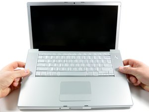 Langkah 6 — Mengangkat Casing Laptop